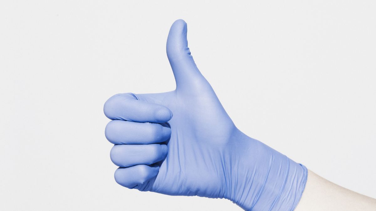 Billede til den relaterede nyhed Ny international standard for frisørhandsker skal beskytte bedre