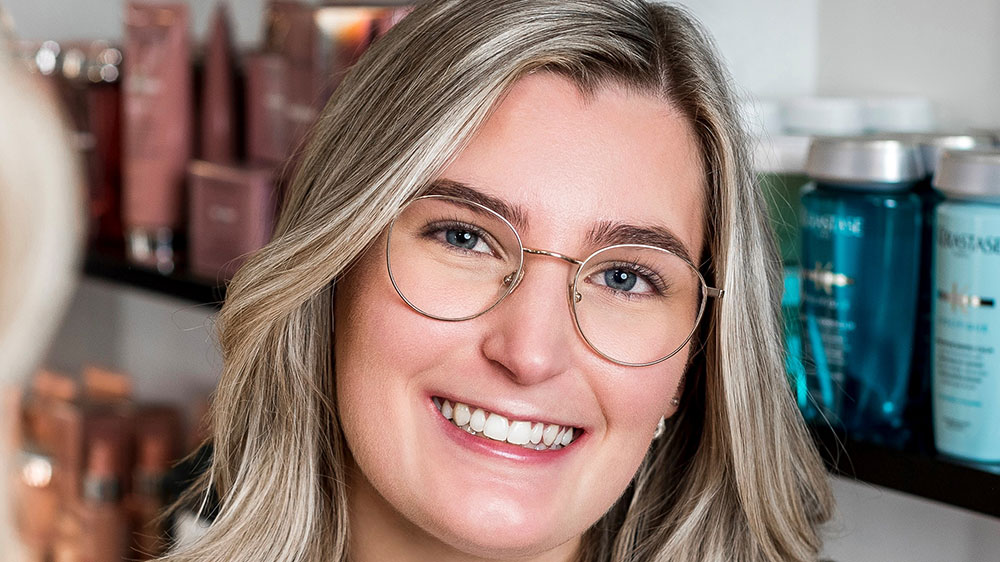 Billede til den relaterede nyhed Frisørelev sikrer sig fremtidig succes gennem kundekreds og sundt arbejdsmiljø